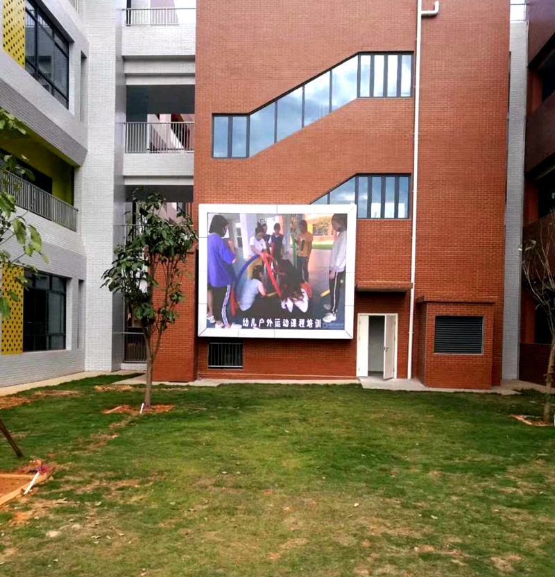 廣西南寧五象學(xué)校 戶外p3 5.8米x3.5米 =20.3米x2塊屏.jpg